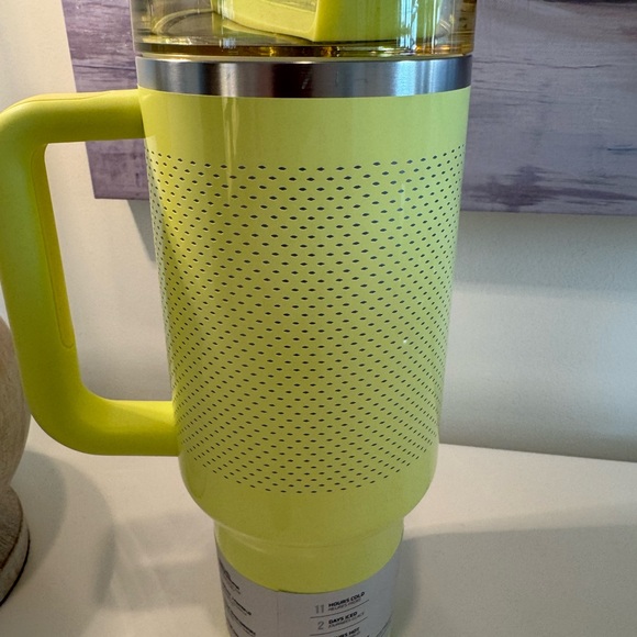Stanley x CALIA Quencher H2.0 Tumbler 40 oz Pale Yellow Green Flowstate Straw - Picture 2 of 7